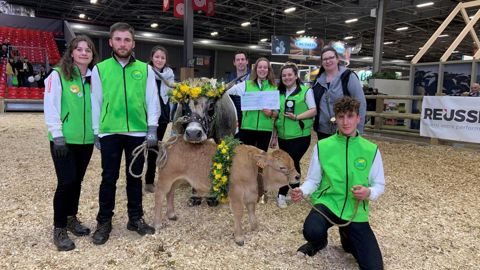 L’équipe Terre Nouvelle au concours TNLA 2020 a fini 3è de sa catégorie. Ici avec sa vache Heureuse et son veau Rêveur, et un bouquet offerts par un fleuriste Meilleur ouvrier de France ! ©Equipe Terre Nouvelle